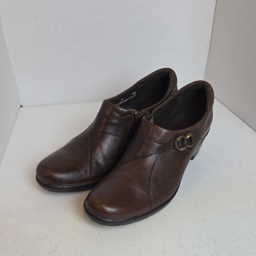 Clarks Women Size 9.5 Brown Leather Side-Zip Heels with Buckle Accent